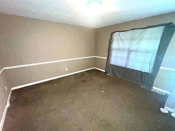 4th image of 919 Laredo Ave