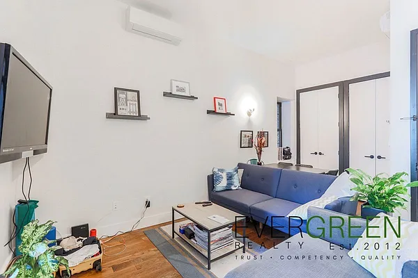 Rented by Evergreen Apartments BK | media 2