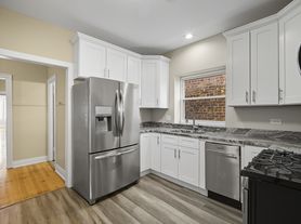 4831 W Roscoe St, Chicago, IL