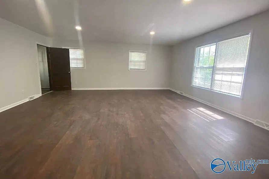 5 bed, 3.5 bath, 3134 sqft, $2,400 — Photo 4