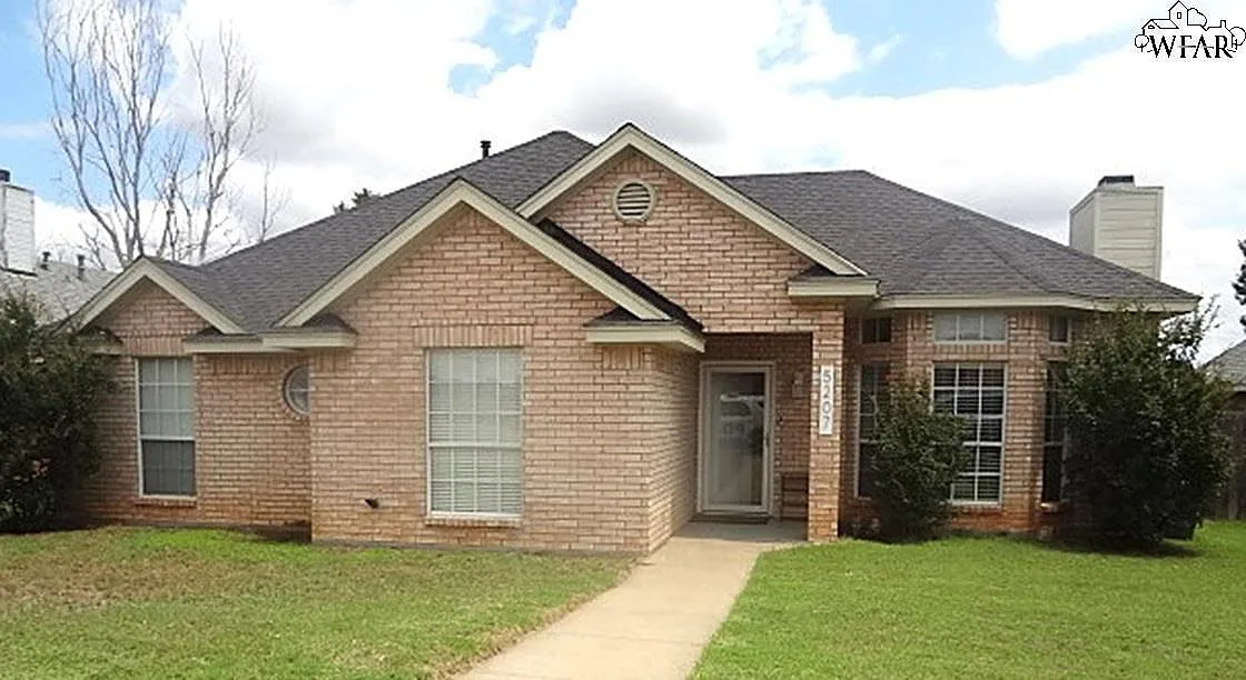 3 bed, 2.0 bath, 1470 sqft, $2,350 — Photo 1