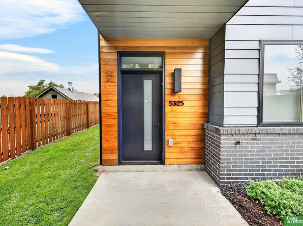 5325 Elmwood Plz, Omaha, NE 68106