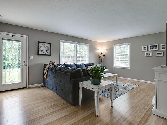 4th image of 109 Garden St