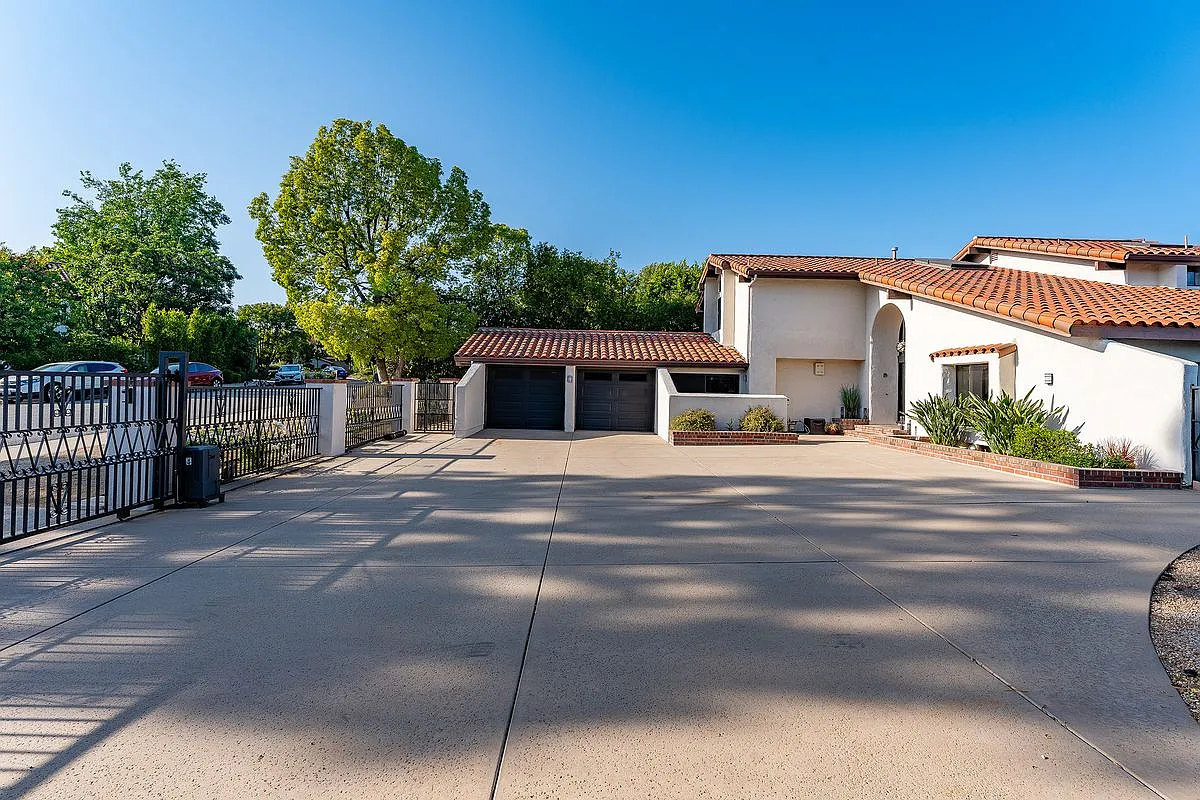4 bed, 4.5 bath, 3692 sqft, $11,975 — Photo 4