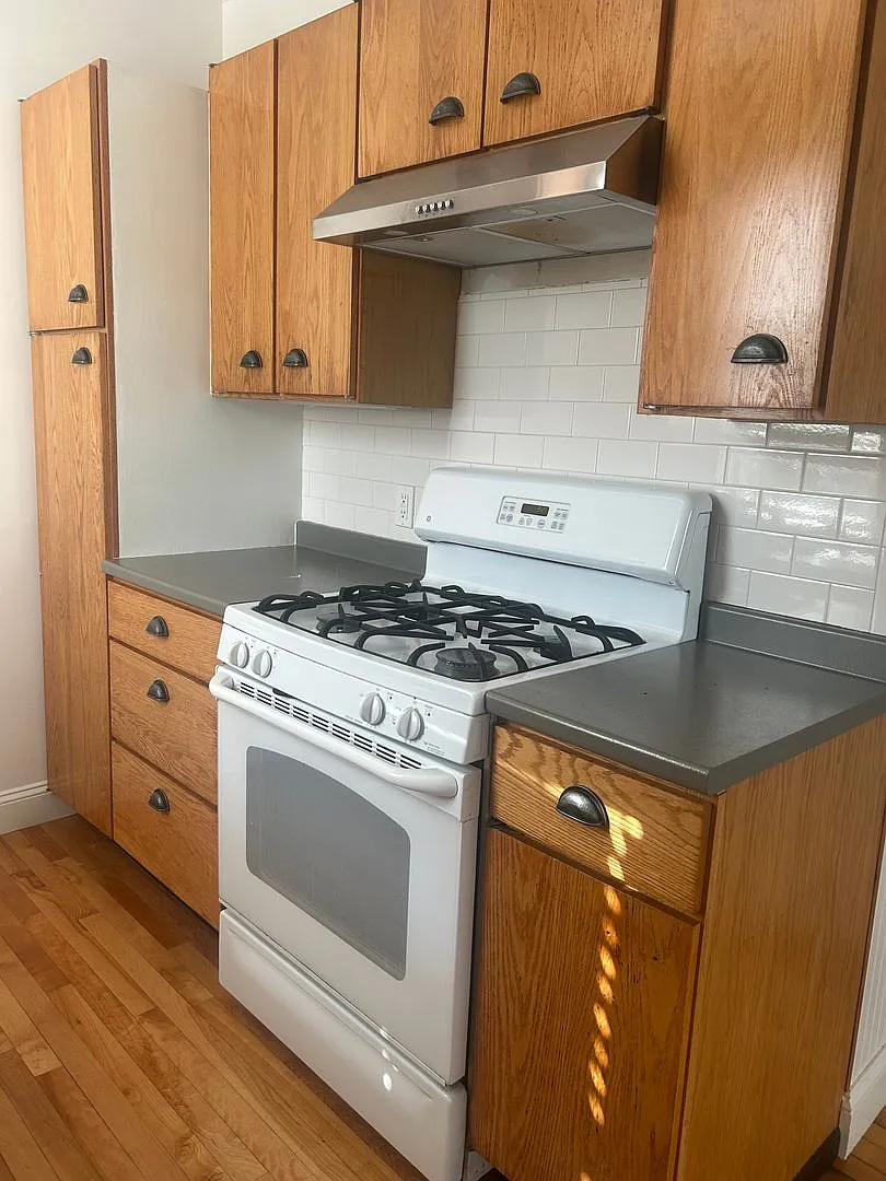 Beautiful 3BR/1.5BA Home Available October 1st Great Residential Location!! — Photo 3