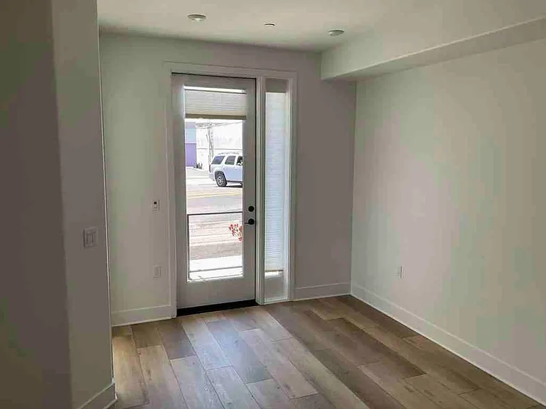 402 W Grand Ave #101 — Photo 6