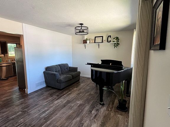 2nd image of 606 W 10th St