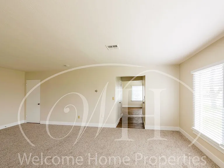 24 NE Ash Ave — Photo 4