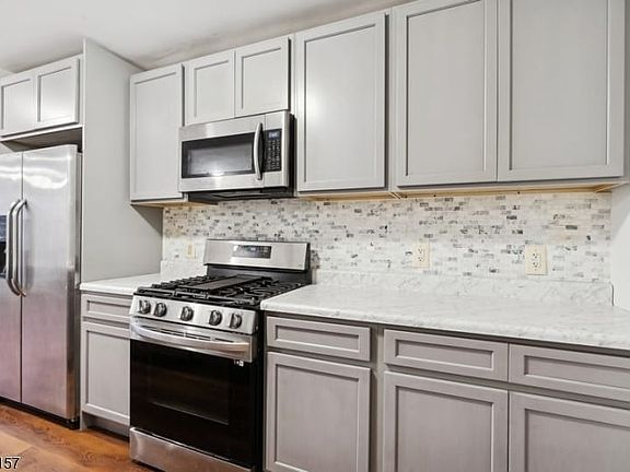 3rd image of 591 Bramhall Ave #1