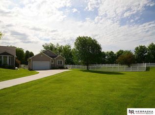 9209 Hillcrest Dr, La Vista, NE 68128