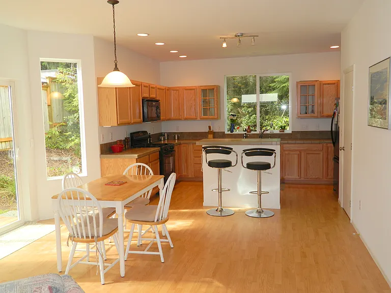 785 Indian Trail Rd — Photo 3