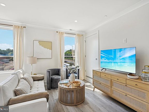 5th image of 919 Riverplace Dr #19H