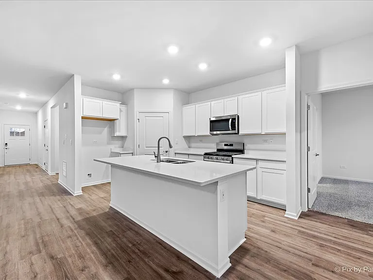301 Westminster Ct — Photo 13