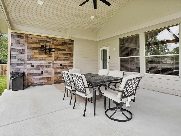 7223 Wedgewood Dr — Photo 2