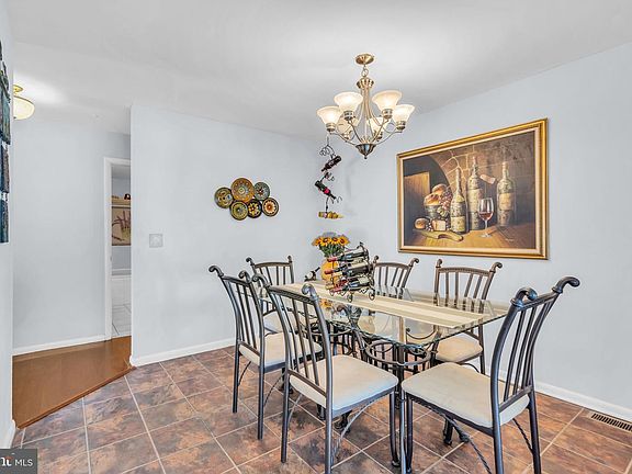 5th image of 808 Tappan St