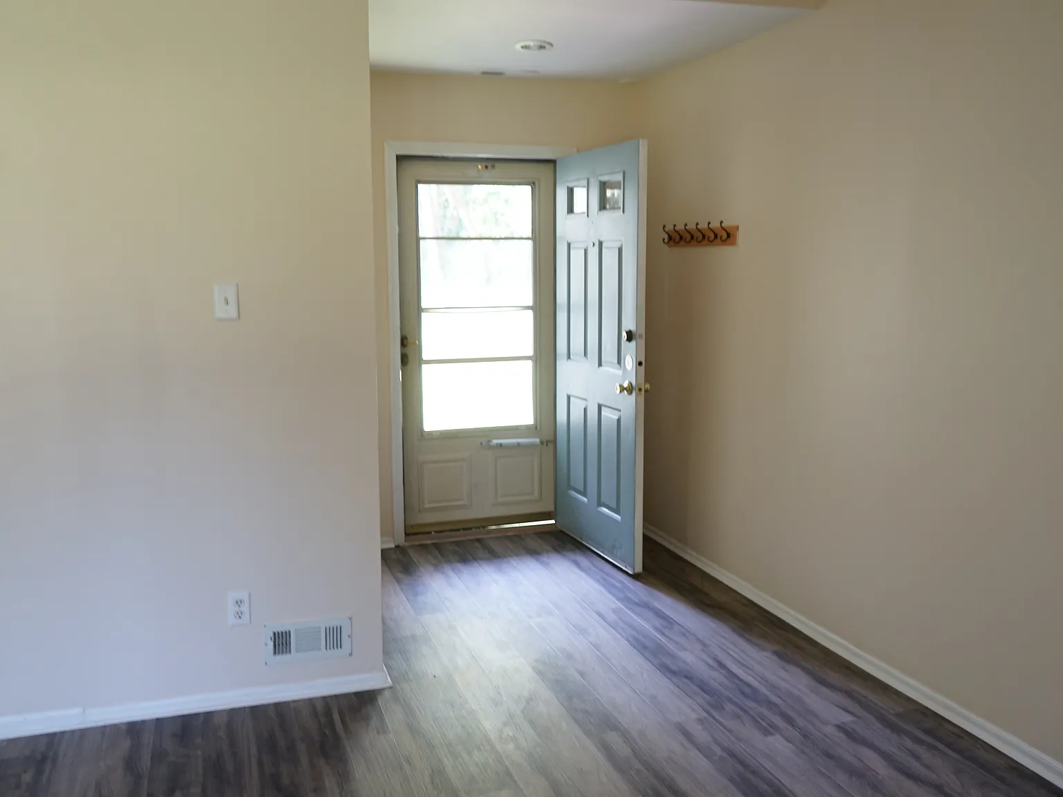 3 bed, 1.5 bath, 1184 sqft, $2,500 — Photo 3