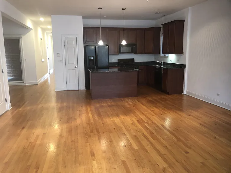 915 W Dakin St — Photo 1