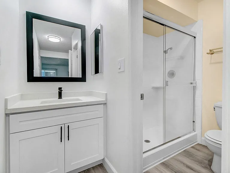 5830 Reseda Boulevard — Photo 28