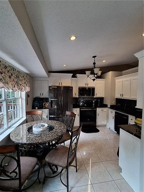 4 bed, 3.0 bath, 1736 sqft, $2,300 — Photo 4