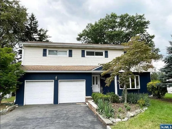 105 Rolling Hills Rd, Clifton, NJ 07013