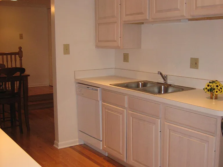 Emerald Court Apartments — Photo 72