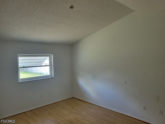 3rd image of 1029 NE Van Loon Ln