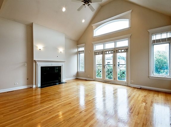 2nd image of 3728 N Kenmore Ave APT 3