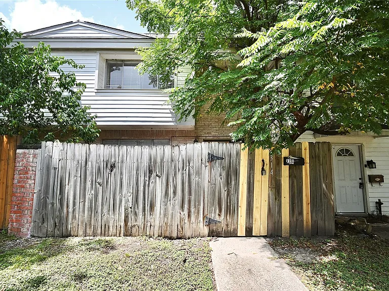 8314 La Roche Ln — Photo 2