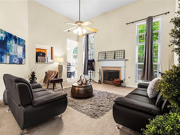 2nd image of 825 Lincoln Sq