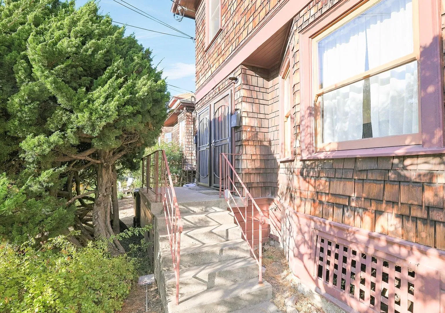 2 Bedroom Renovated Unit In Central Berkeley! — Photo 2