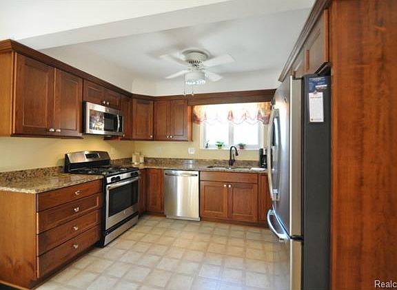3rd image of 1263 Lakepointe St