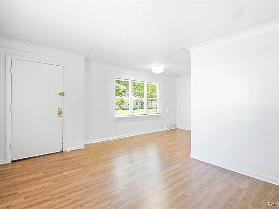 3rd image of 18649 Avon Ave