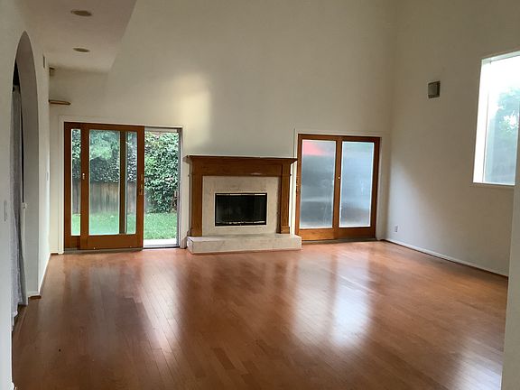 4th image of 19251 Oxnard St