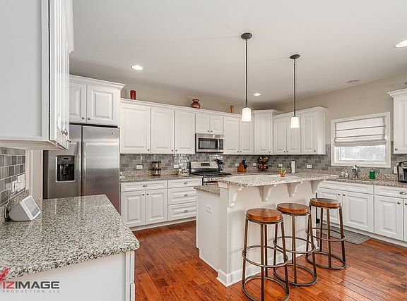 3rd image of 15241 S Nutmeg Ave