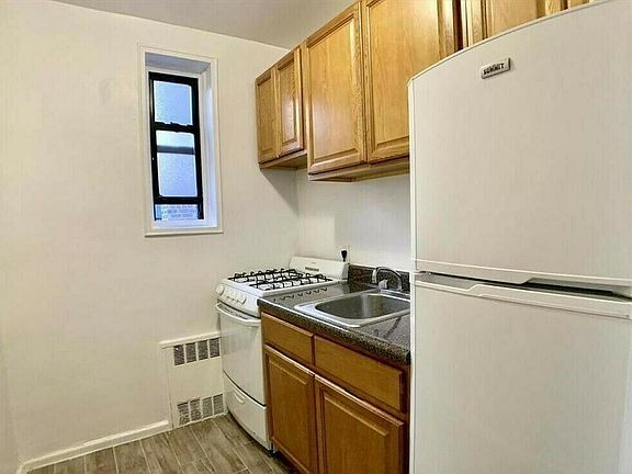 3rd image of 180 E 17th St APT 511