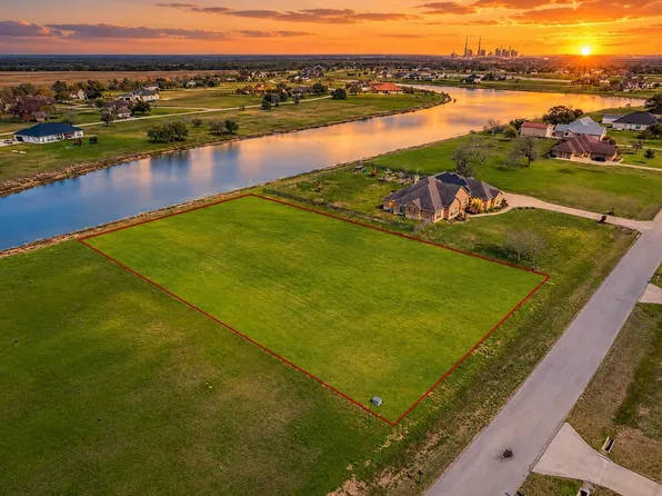 6818 Brazos Lakes Dr, Richmond, TX 77469