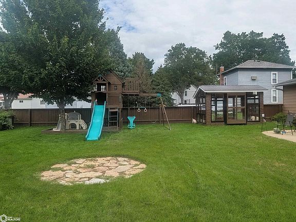 3rd image of 313 Maple St