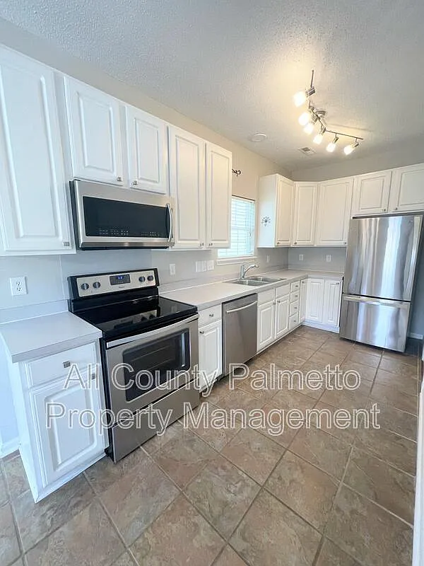 3 bed, 2.5 bath, 1556 sqft, $2,350 — Photo 1