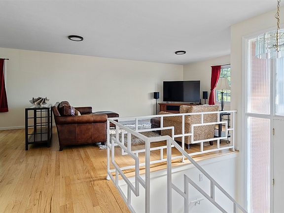 4th image of 513 Harvard St