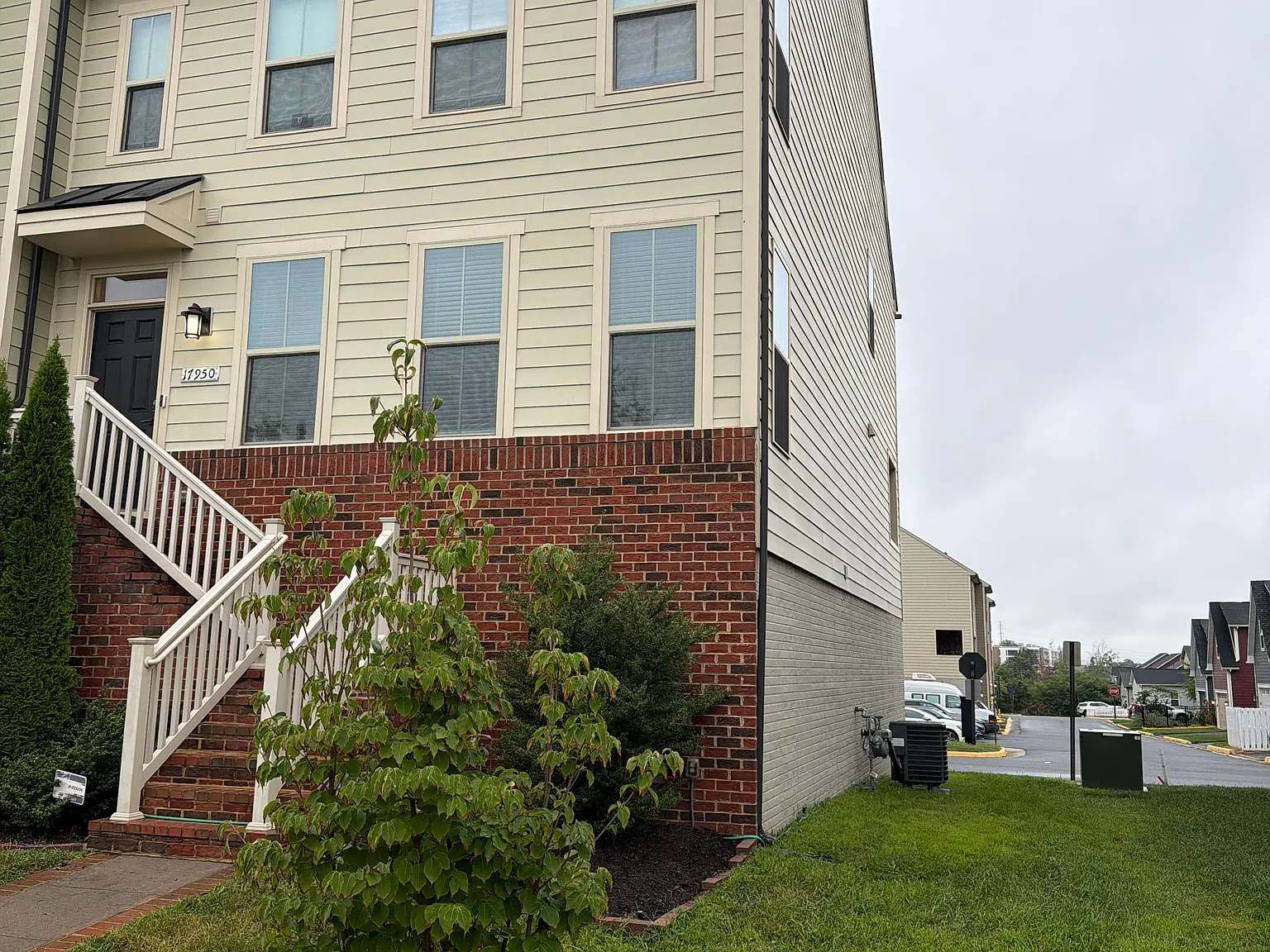 4 bed, 3.5 bath, 2551 sqft, $3,350 — Photo 2