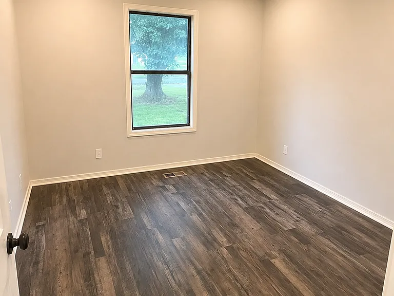 1301 E Oak St — Photo 4