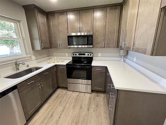 3rd image of 823 W Mission Dr