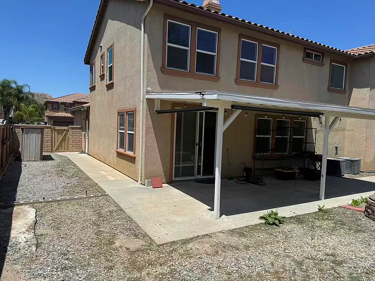 1070 Hawthorne Dr — Photo 8