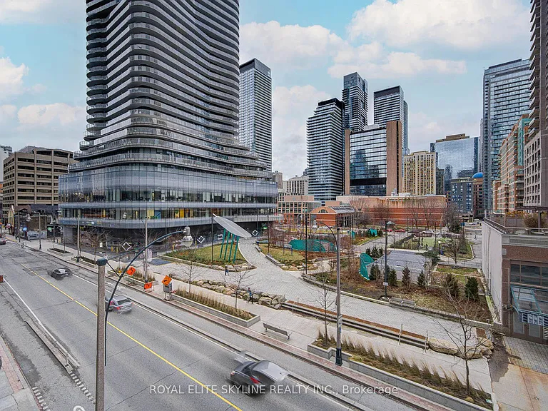 955 Bay St #310 — Photo 32