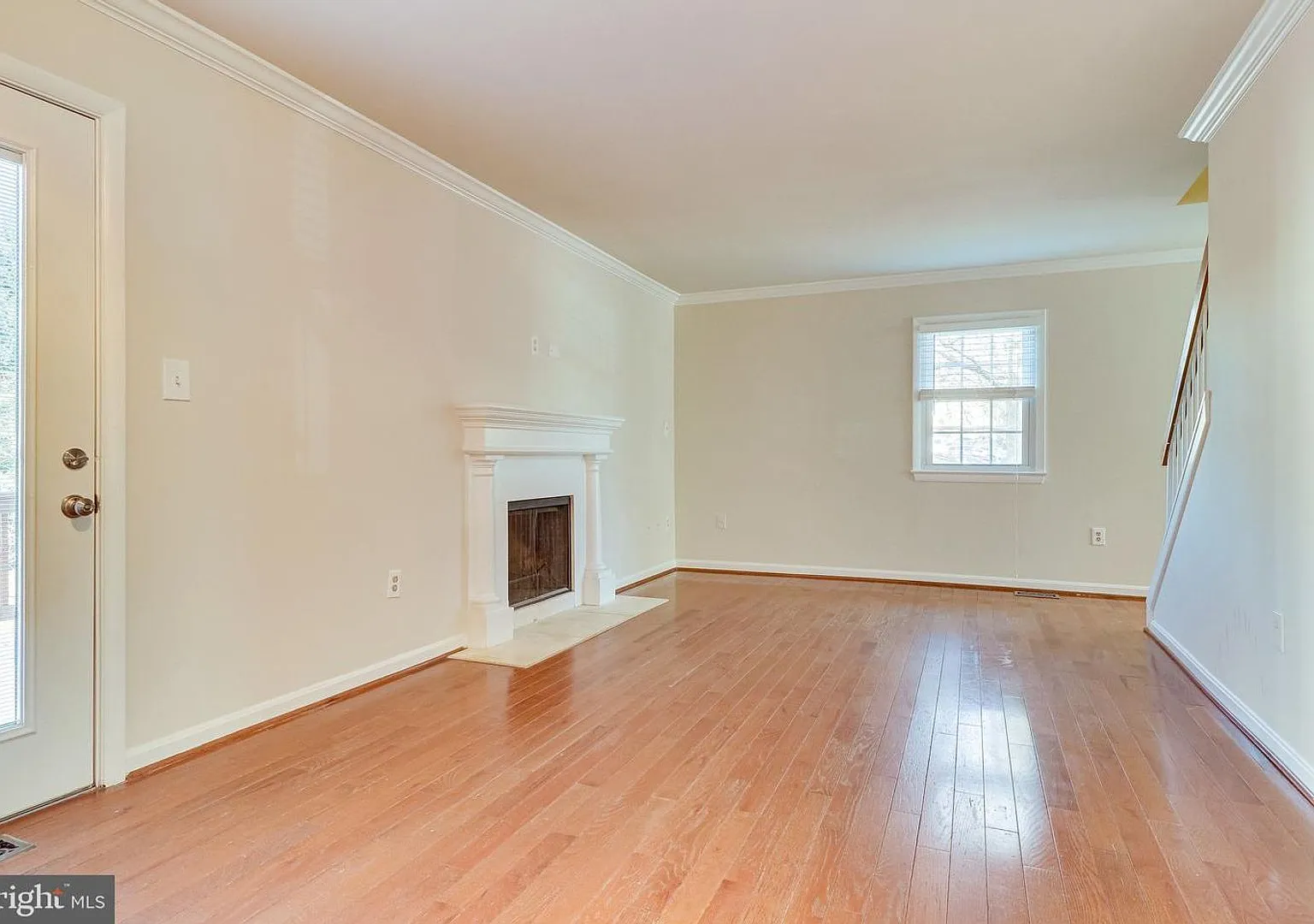 End Unit Townhome 2500 SF Walk to Vienna Metro — Photo 4