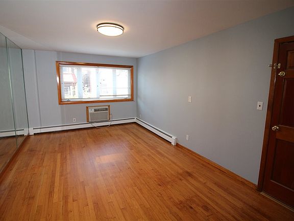 3rd image of 146 35th St #1