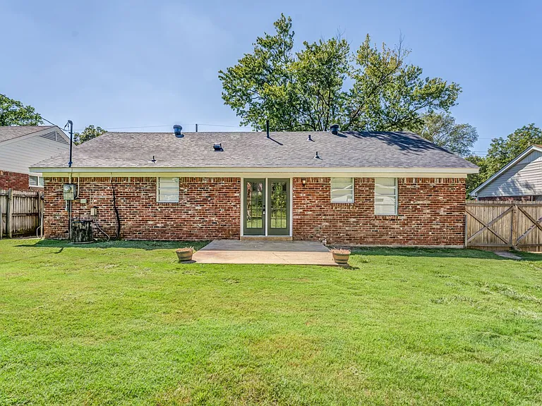 8398 Booneville Dr — Photo 3