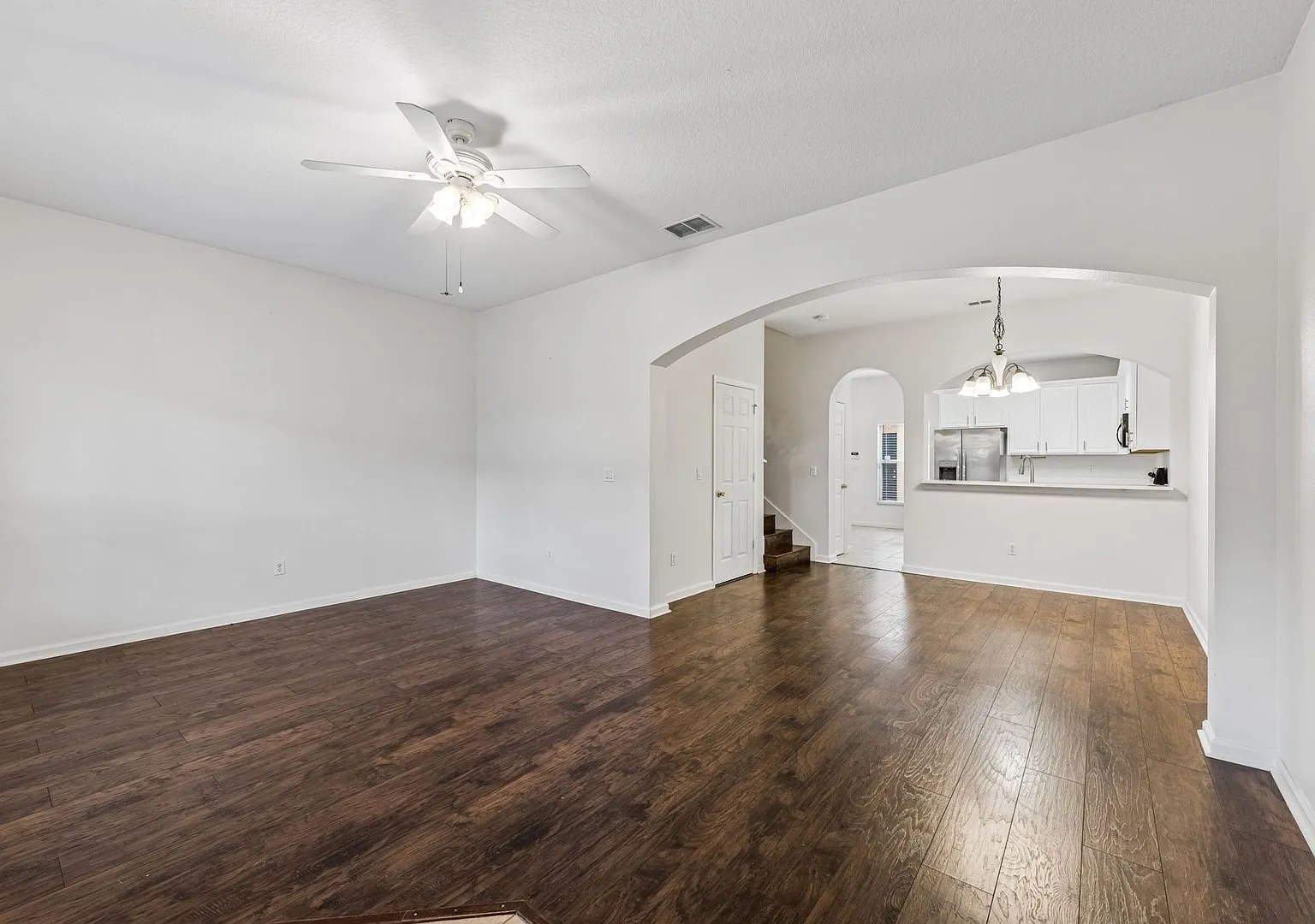 Charming Avalon Park 3/2.5 Townhome with 2-Car Garage! — Photo 4