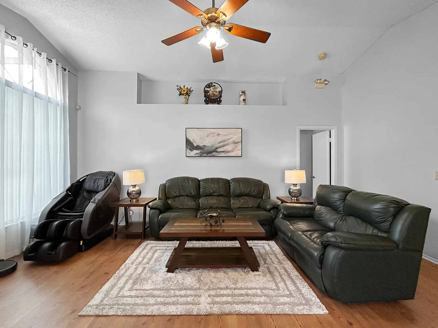 3 bed, 1377 sqft, $2,250 — Photo 4