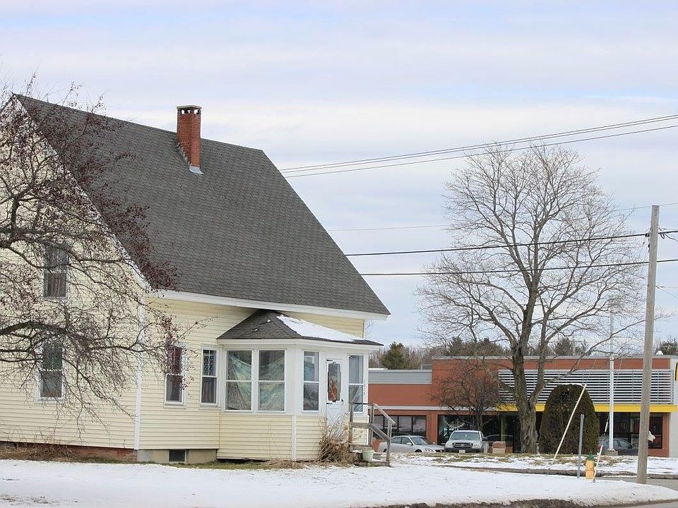 House located just minutes from U Maine campus and walking d